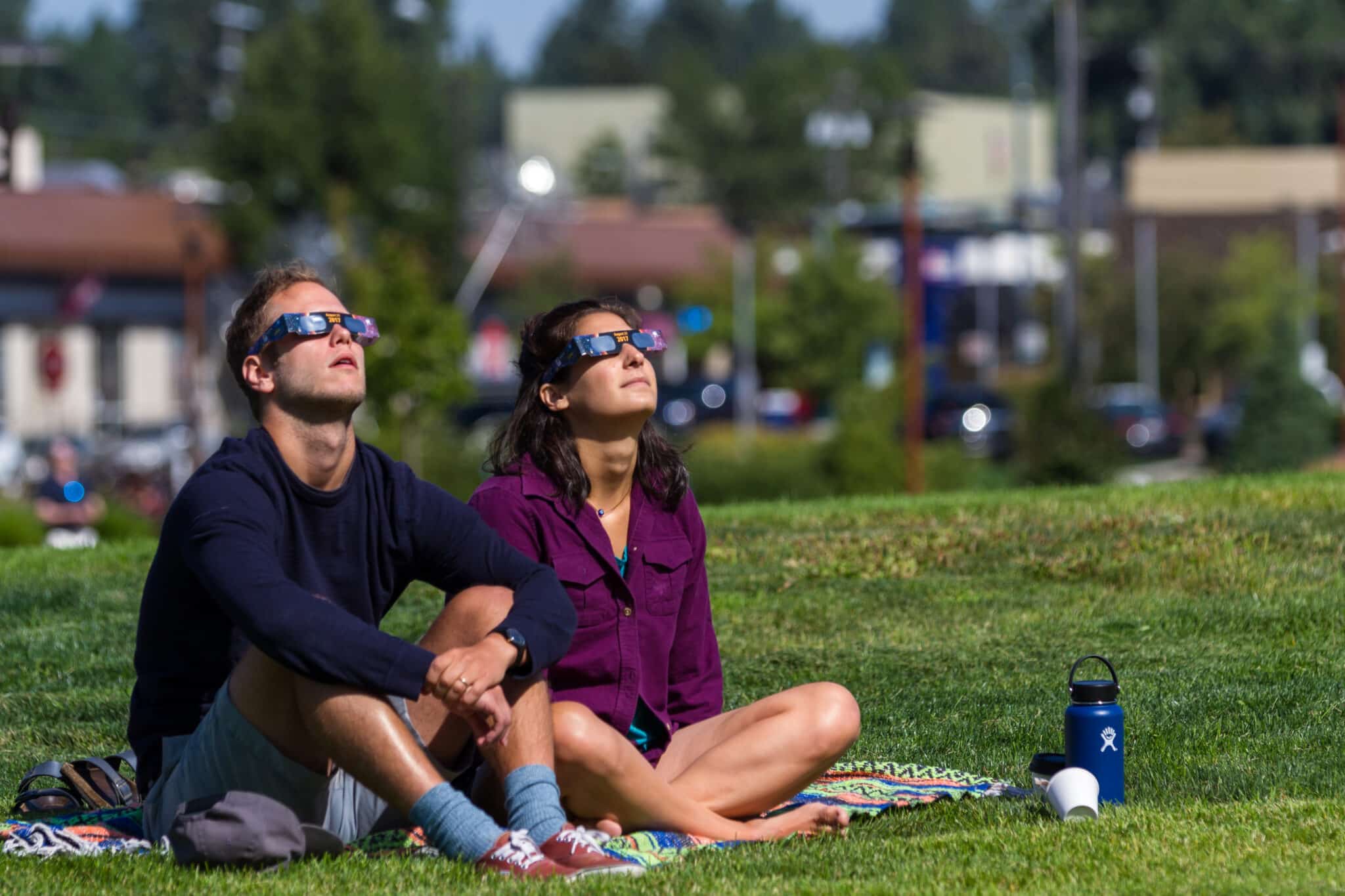 Couple-Viewing-Eclipse-in-Special-Glasses-2048x1365.jpg